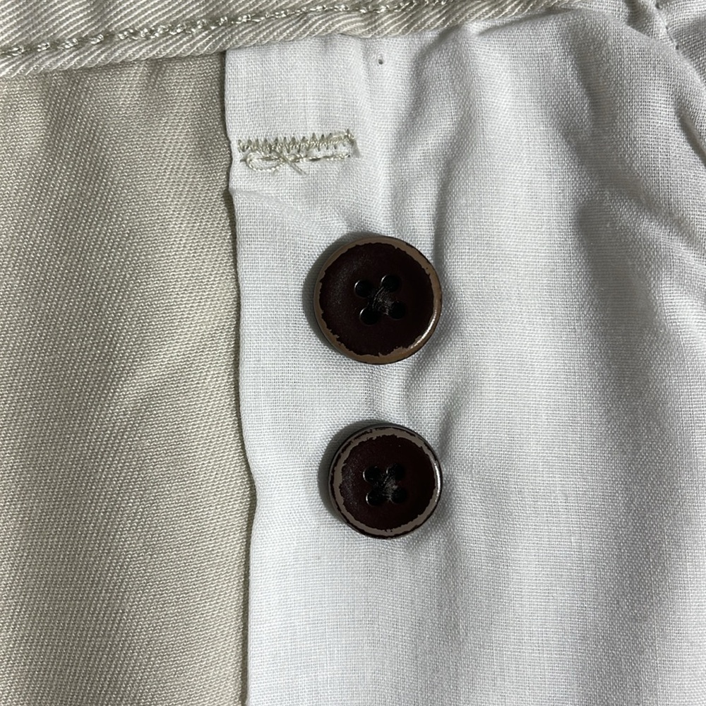 G.H. Bass & Co. mens stone khaki rugged flat front 10" chino shorts - size 42 - Picture 6 of 10